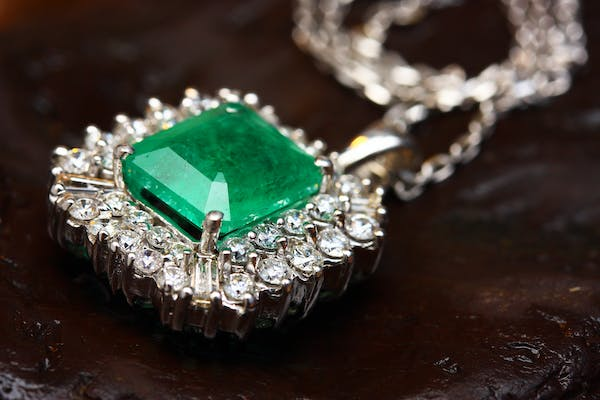 Preserving Elegance: Insider Guide to Vintage Emerald Jewellery Maintenance