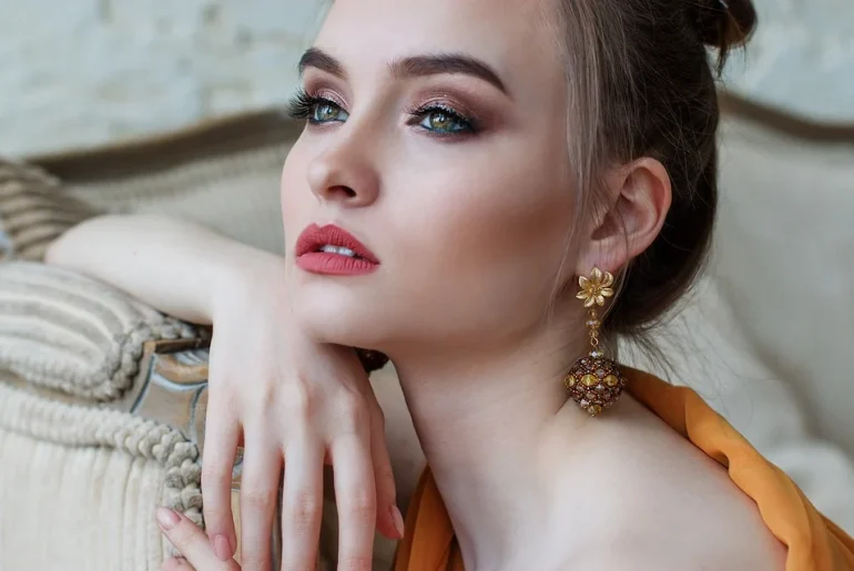 Holiday Fever On: 5+ Holiday Makeup Looks to Feel the Vibe with Glam!