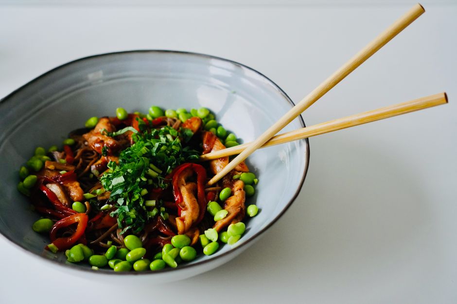 This vibrant chicken noodle bowl with fresh vegetables