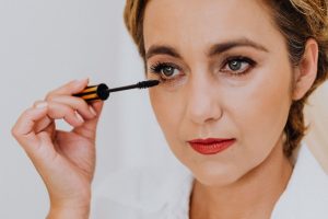 How to Stop Mascara Smudging on Humid Summer Days How to Stop Mascara Smudging on Humid Summer Days